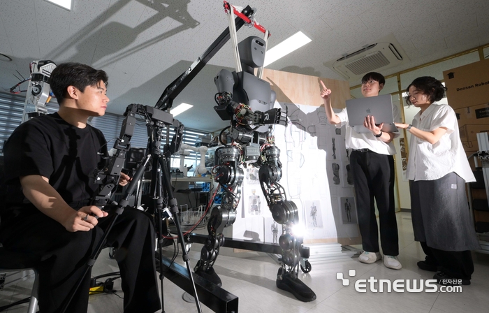 인공지능 휴머노이드 로봇 테스트하는 연구원